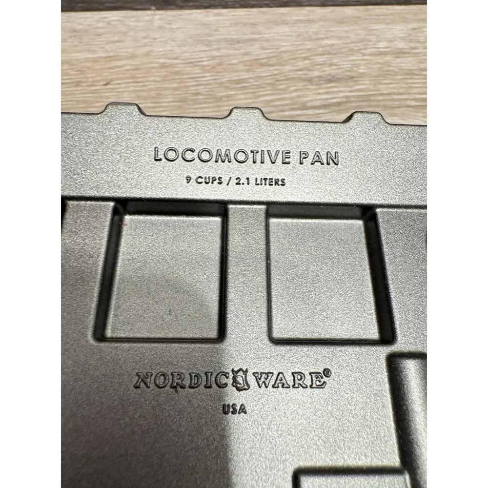 Nordic Ware USA Locomotive Train Cake Pan Cast Aluminium Baking Mold 9 Cups